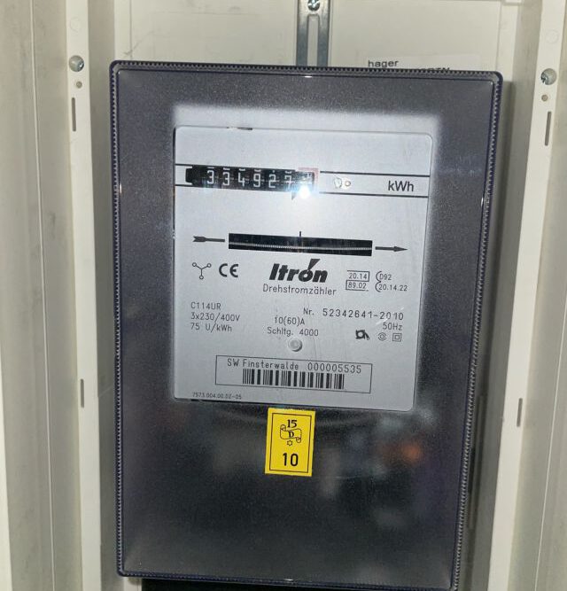 Ein Stromzähler zeigt den erzeugten Strom aus einer Photovoltaikanlage