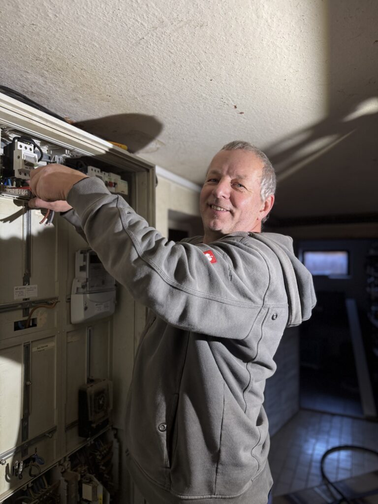 Elektriker vor einem Zählerschrank
