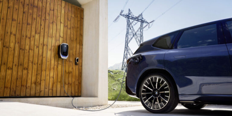 Der neue BMW iX3 hängt an einer EON Wallbox