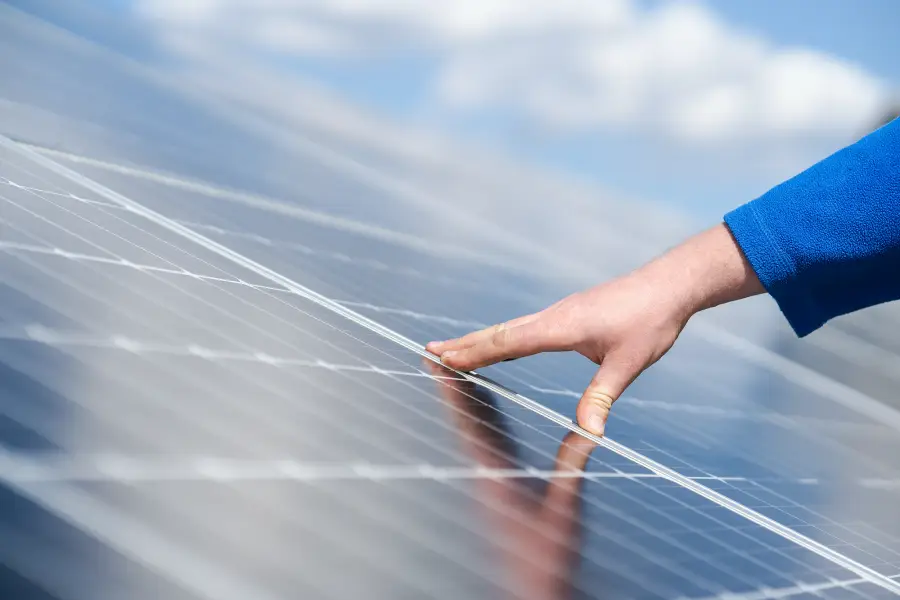 Hand auf Solarmodul Hand auf Solarmodul