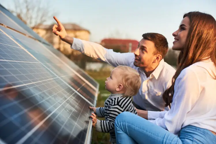 Familie bewundert Photovoltaikanlage
